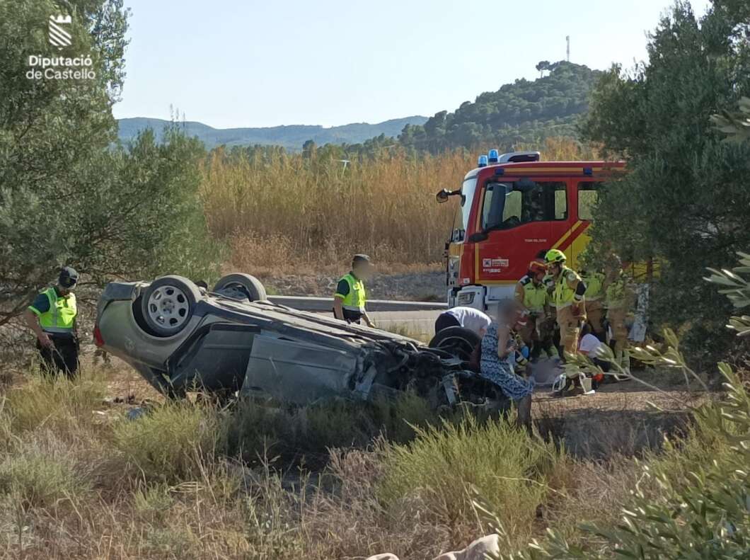 Dos personas quedan atrapadas tras volcar un vehículo en la A-23 en Altura