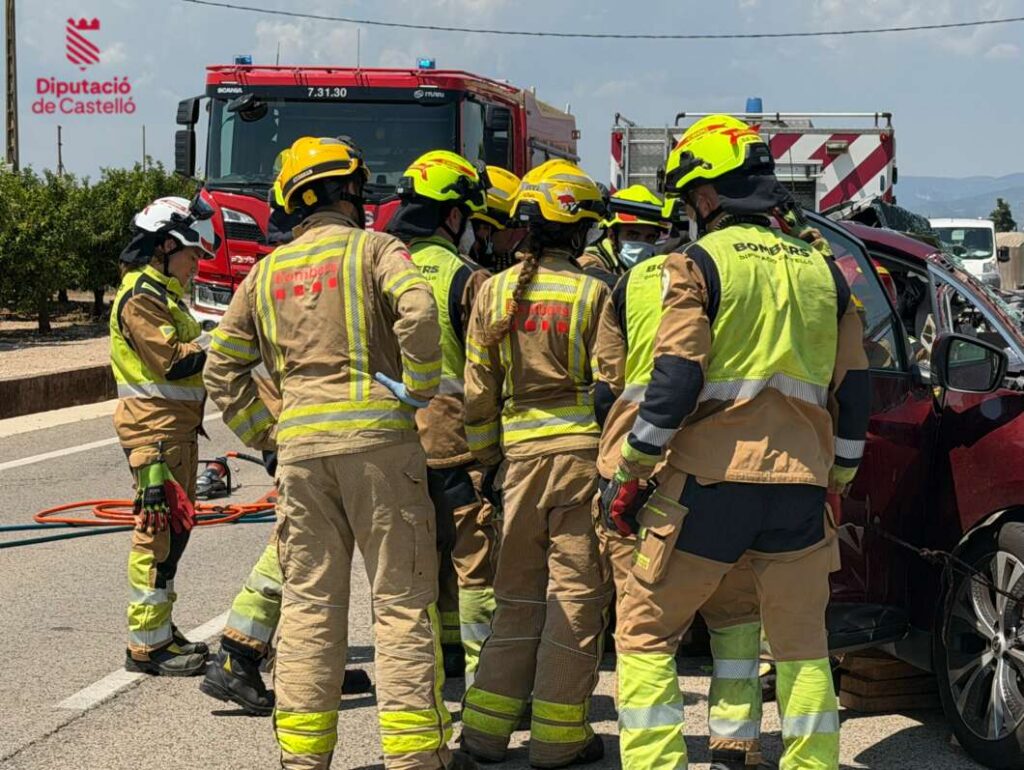 Un hombre recibe asistencia tras un accidente en la AP-7 en Oropesa