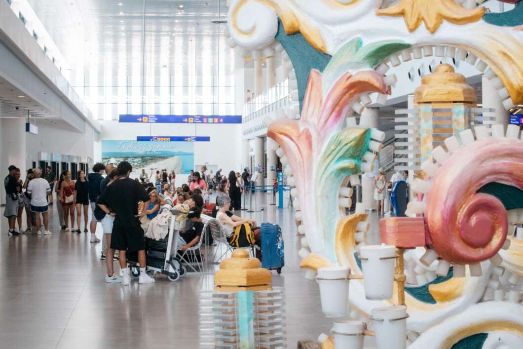 Castellón lleva la esencia de la Magdalena hasta el aeropuerto