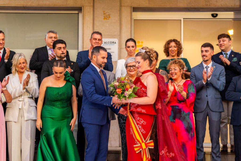 Balma Aparici rep la corona com a reina de les Festes del Crist 2026