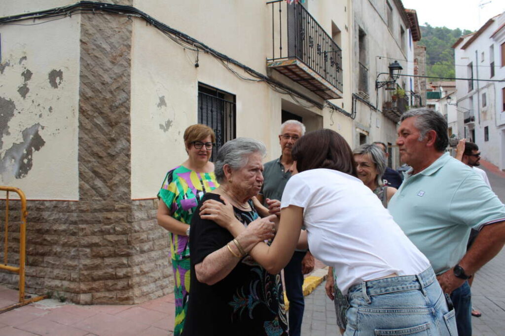 Diana Morant visita l’Alcúdia de Veo després de l’incendi de la Vall d’Uixó