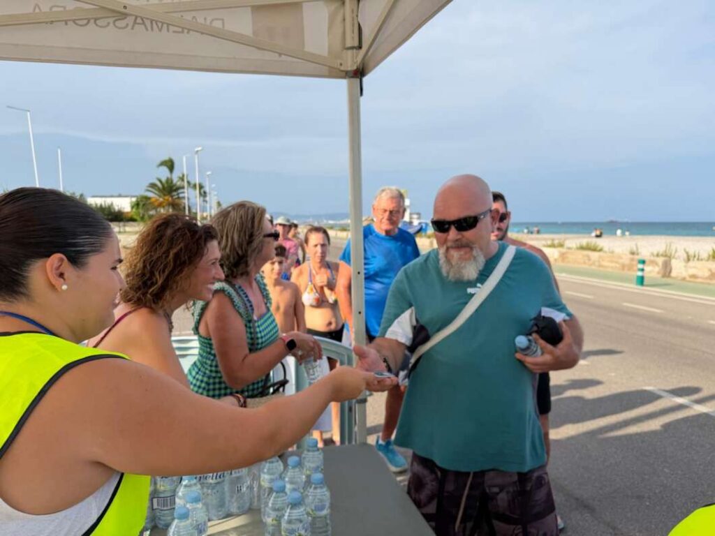 Almassora vive el eclipse desde el Roser del Mar

En Almassora, centenares de vecinos y visitantes han seguido el eclipse desde la zona litoral del Roser del Mar, frente a Mercaplaya, en una jornada que ha transcurrido con normalidad gracias al dispositivo especial de seguridad y movilidad.

El Ayuntamiento ha instalado tres carpas con gafas homologadas gratuitas y un espacio para personas con movilidad reducida. También se ha reforzado la Policía Local, la limpieza y el transporte público, con tres servicios extraordinarios hacia la playa tras el eclipse. El socorrismo ha ampliado su horario hasta las 21.30 horas en Benafelí y Tramontana.