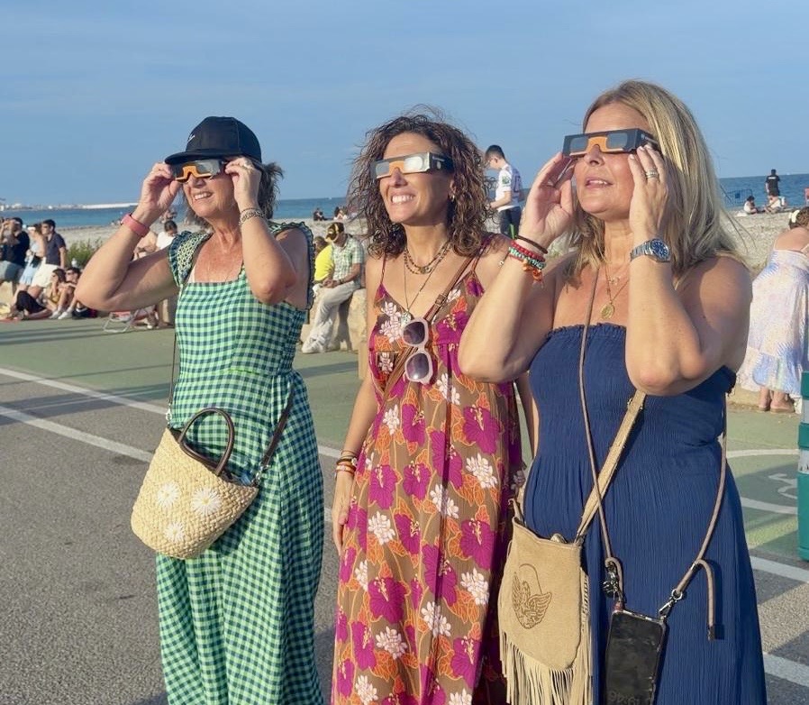 Almassora vive el eclipse desde el Roser del Mar

En Almassora, centenares de vecinos y visitantes han seguido el eclipse desde la zona litoral del Roser del Mar, frente a Mercaplaya, en una jornada que ha transcurrido con normalidad gracias al dispositivo especial de seguridad y movilidad.

El Ayuntamiento ha instalado tres carpas con gafas homologadas gratuitas y un espacio para personas con movilidad reducida. También se ha reforzado la Policía Local, la limpieza y el transporte público, con tres servicios extraordinarios hacia la playa tras el eclipse. El socorrismo ha ampliado su horario hasta las 21.30 horas en Benafelí y Tramontana.