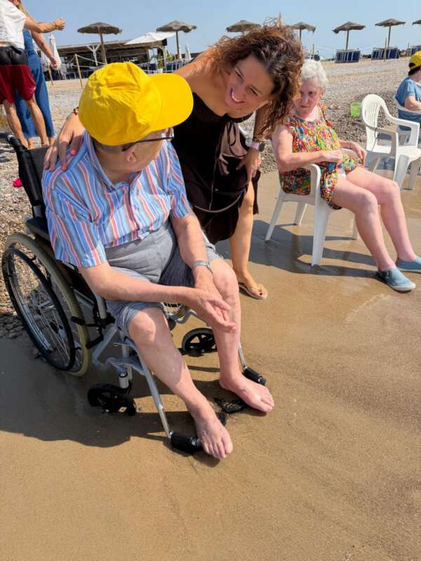 Els majors d’Almassora gaudeixen d’un dia de platja a Benafelí