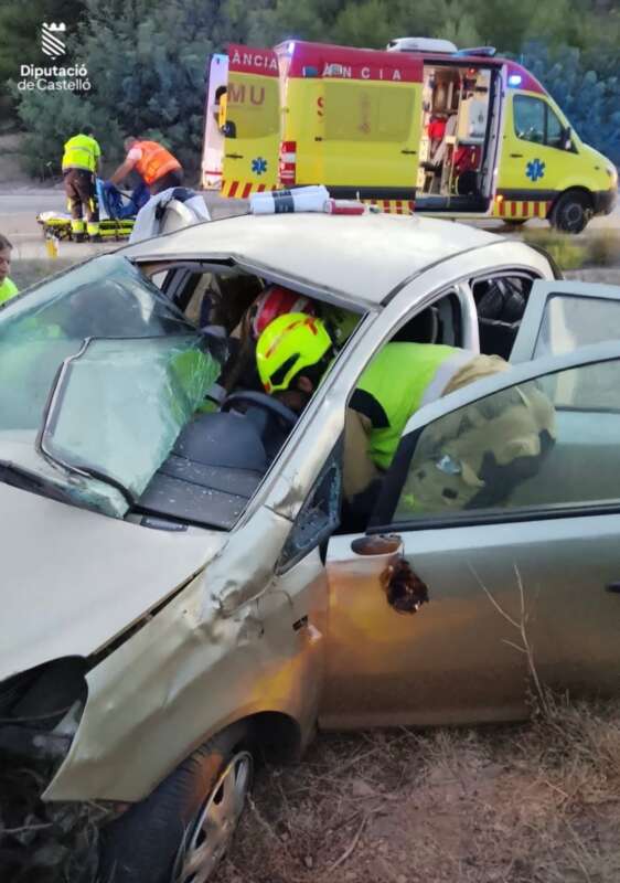 Los bomberos rescatan a un conductor atrapado tras un accidente en Xilxes