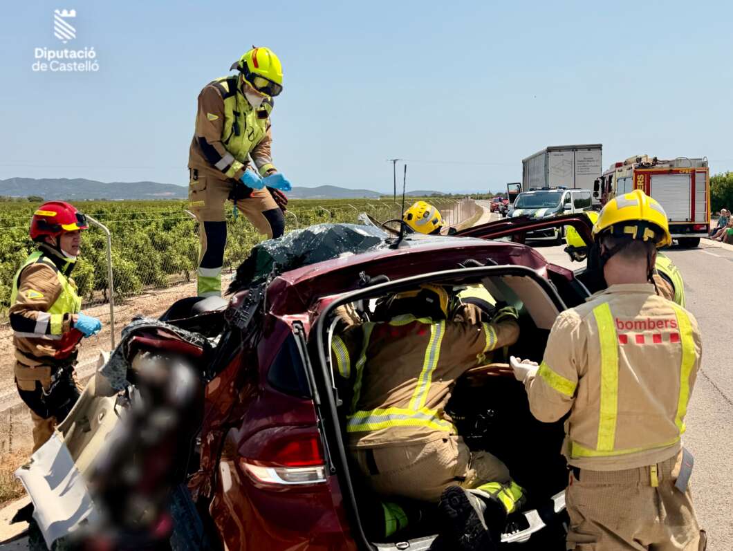 Un hombre recibe asistencia tras un accidente en la AP-7 en Oropesa