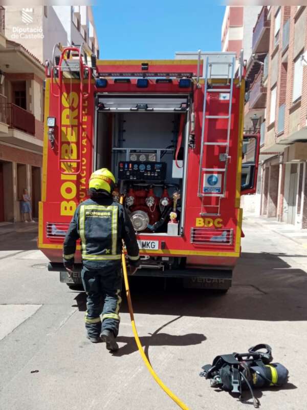 Los bomberos extinguen un incendio en una asociación islámica de Altura