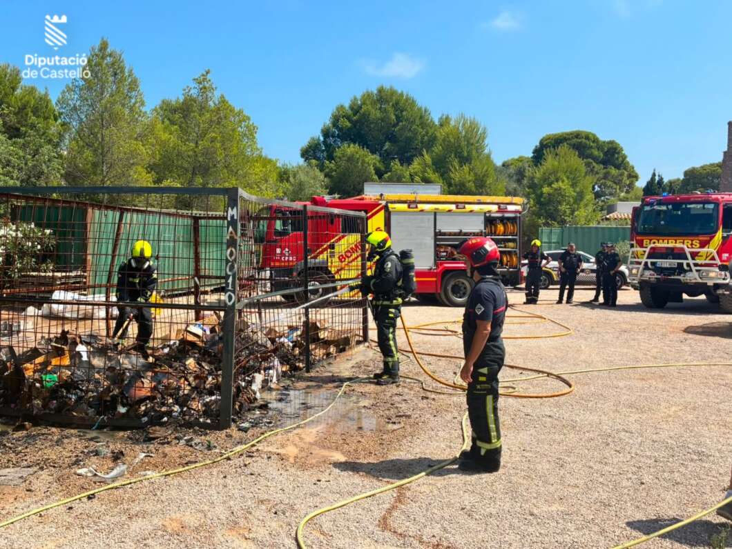 Los bomberos extinguen un incendio en un almacén exterior de un restaurante de Oropesa