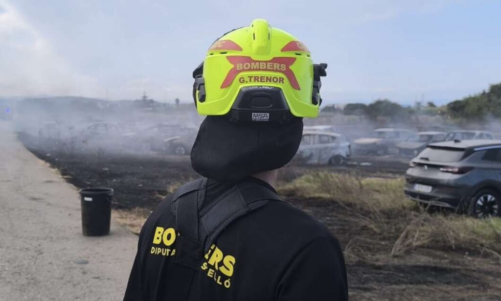 Los servicios sanitarios han atendido a varias personas en el lugar. Los medios aéreos se han retirado tras la evolución favorable del incendio, mientras permanecen sobre el terreno seis dotaciones de Bomberos de la Diputación de Castellón y una unidad de mando.