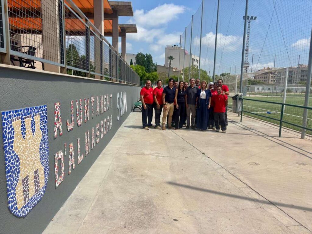 El Taller d'Ocupació d'Almassora transforma espais municipals amb mosaics