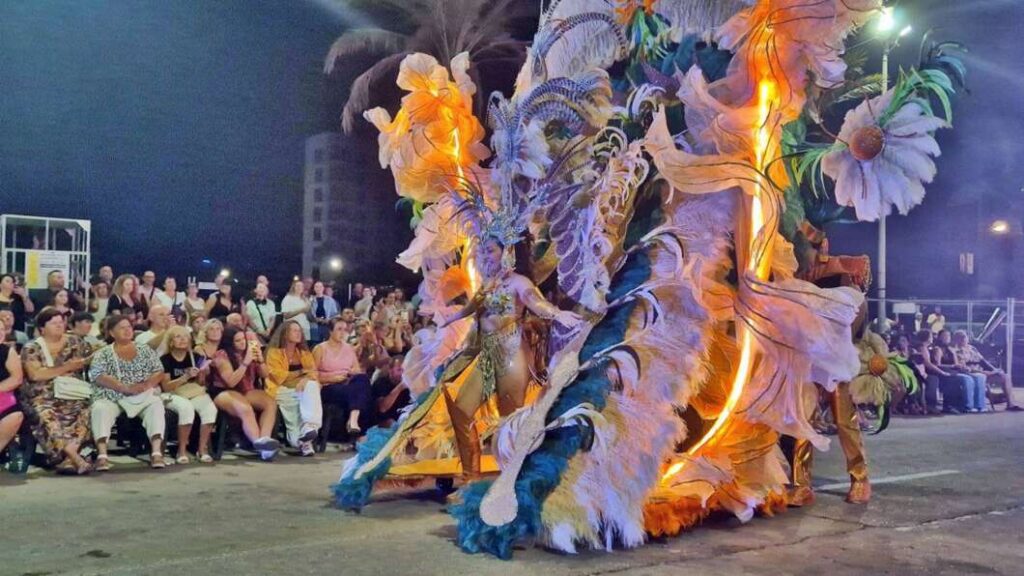 Las reinas y reyes del Carnaval de Vinaròs hicieron vibrar anoche el paseo Fora Forat