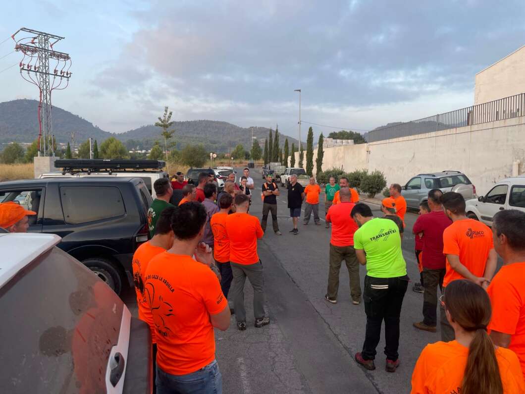 Los cazadores ayudan a la fauna tras el incendio forestal de la Vall d'Uixó