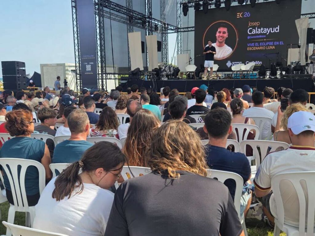 La Luna eclipsa Castellón ante miles de personas en sus playas