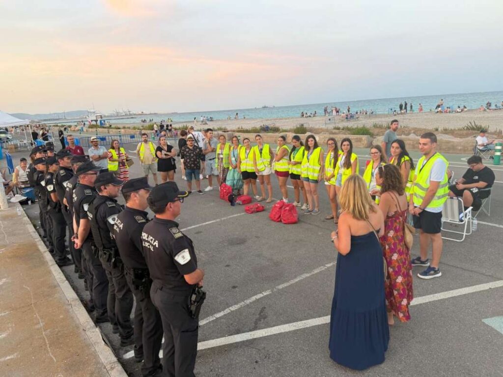 Almassora vive el eclipse desde el Roser del Mar

En Almassora, centenares de vecinos y visitantes han seguido el eclipse desde la zona litoral del Roser del Mar, frente a Mercaplaya, en una jornada que ha transcurrido con normalidad gracias al dispositivo especial de seguridad y movilidad.

El Ayuntamiento ha instalado tres carpas con gafas homologadas gratuitas y un espacio para personas con movilidad reducida. También se ha reforzado la Policía Local, la limpieza y el transporte público, con tres servicios extraordinarios hacia la playa tras el eclipse. El socorrismo ha ampliado su horario hasta las 21.30 horas en Benafelí y Tramontana.