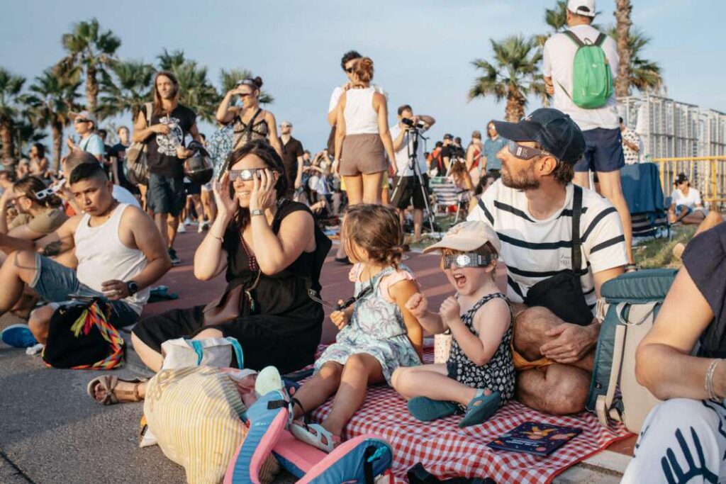La Luna eclipsa Castellón ante miles de personas en sus playas