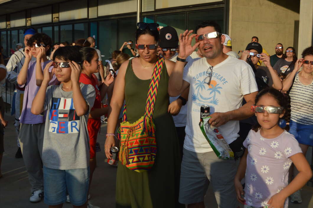 Vila-real viu l’eclipsi amb 300 persones al Centre de Tecnificació