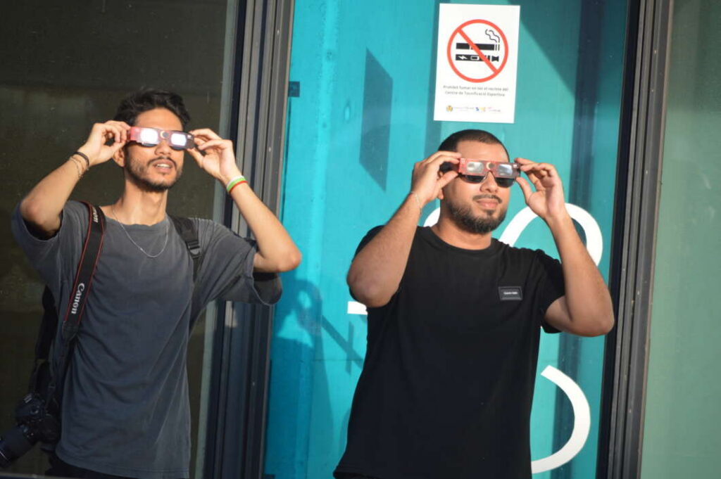 Vila-real viu l’eclipsi amb 300 persones al Centre de Tecnificació