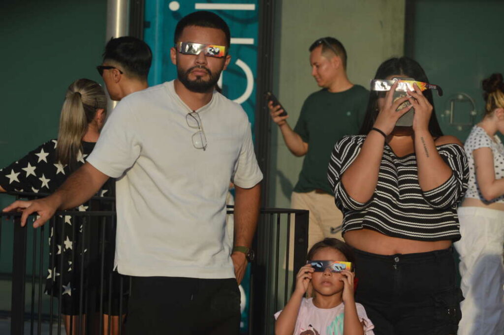 Vila-real viu l’eclipsi amb 300 persones al Centre de Tecnificació