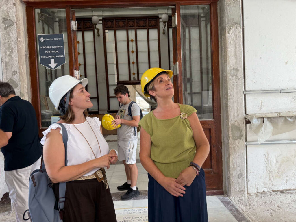 La consellera visita la restauración del edificio de Correos de Castellón