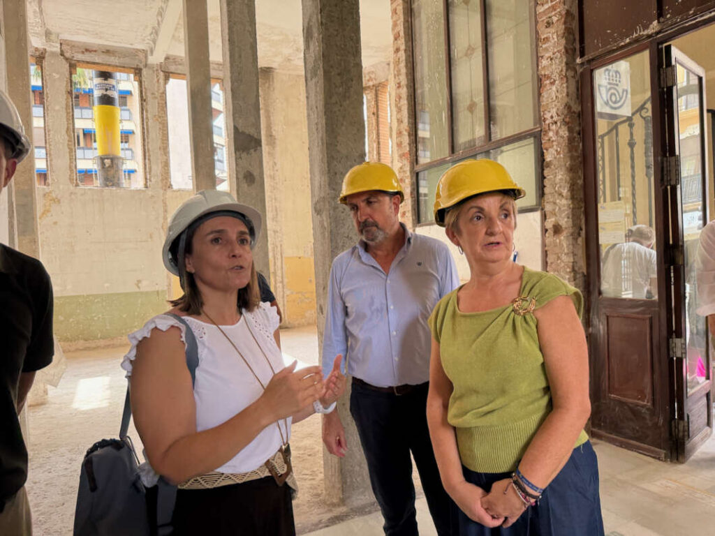 La consellera visita la restauración del edificio de Correos de Castellón