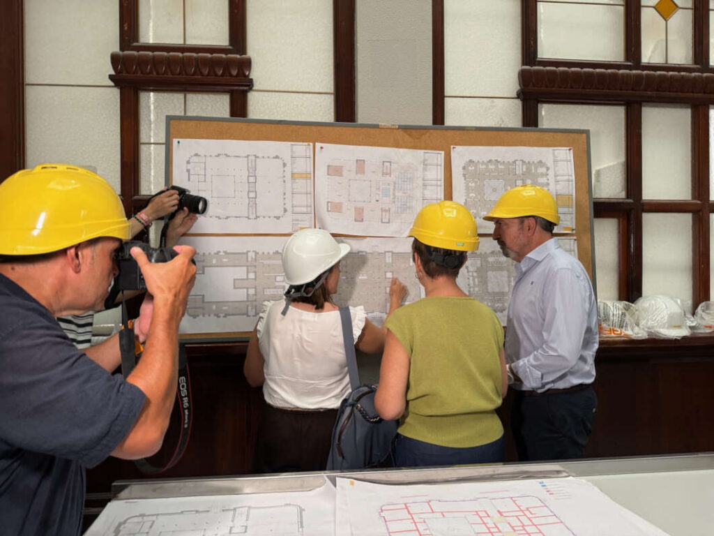 La consellera visita la restauración del edificio de Correos de Castellón