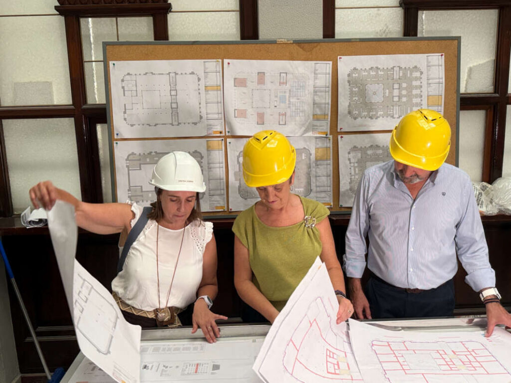La consellera visita la restauración del edificio de Correos de Castellón