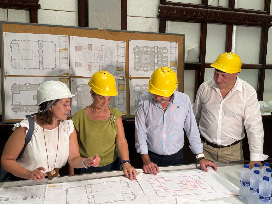 La consellera visita la restauración del edificio de Correos de Castellón
