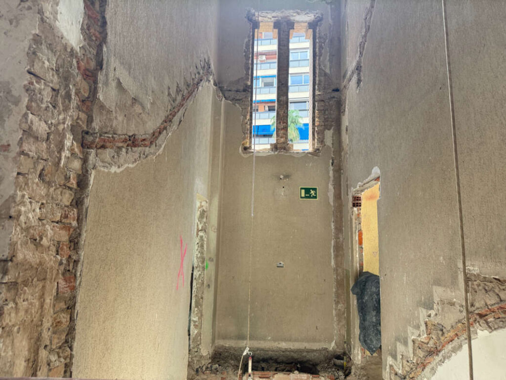 La consellera visita la restauración del edificio de Correos de Castellón