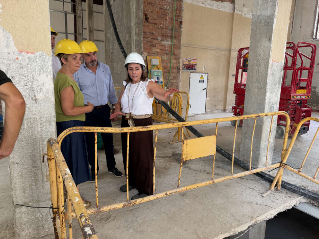 La consellera visita la restauración del edificio de Correos de Castellón