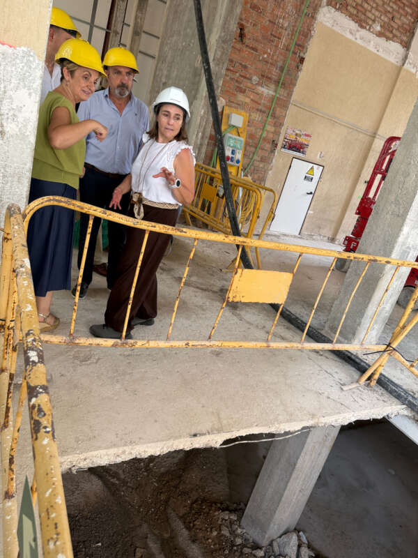 La consellera visita la restauración del edificio de Correos de Castellón