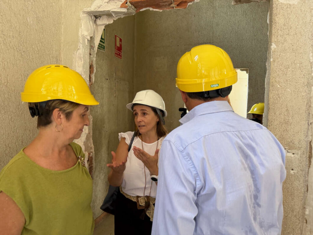 La consellera visita la restauración del edificio de Correos de Castellón