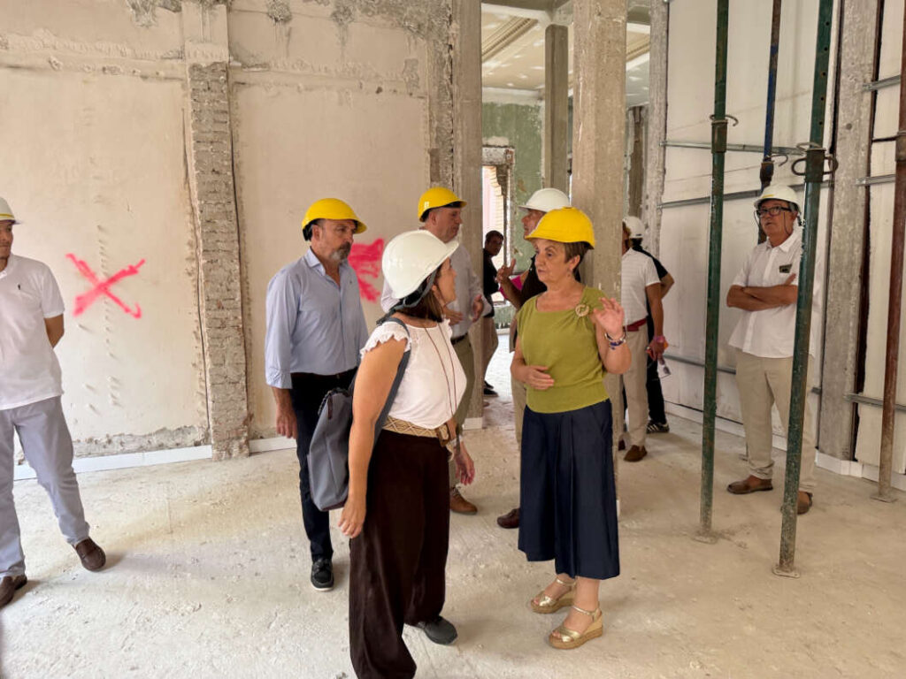 La consellera visita la restauración del edificio de Correos de Castellón