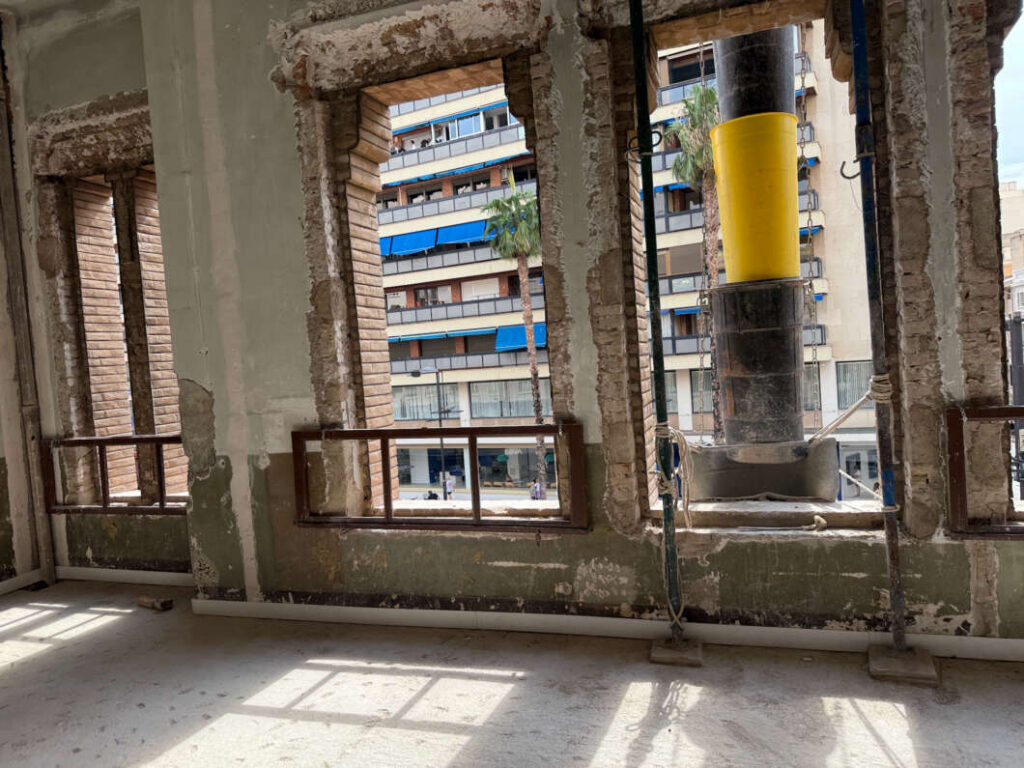 La consellera visita la restauración del edificio de Correos de Castellón