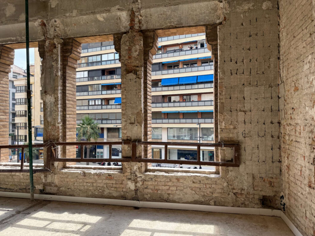 La consellera visita la restauración del edificio de Correos de Castellón