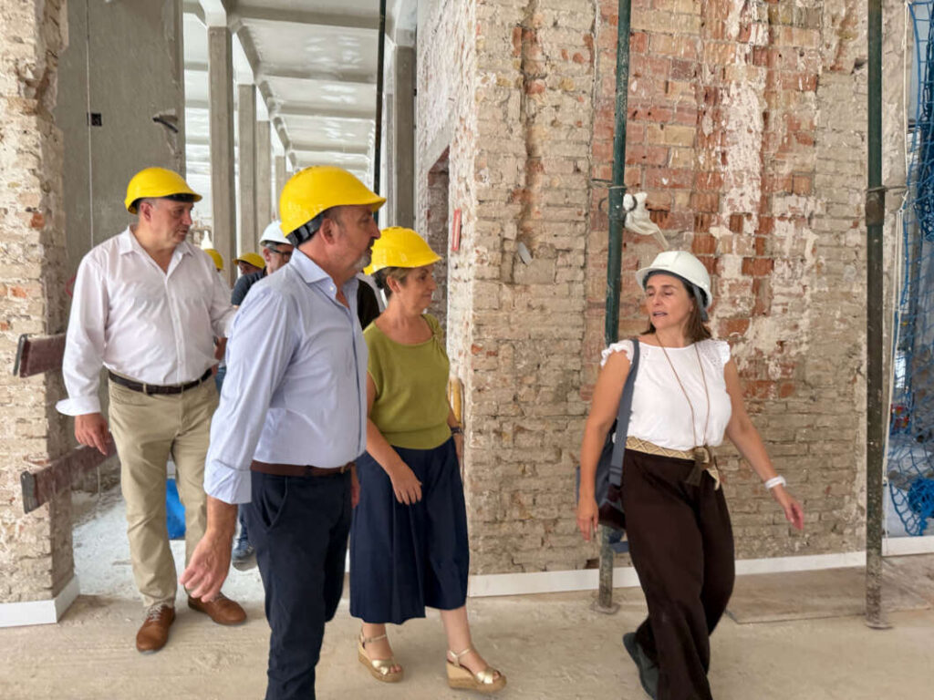 La consellera visita la restauración del edificio de Correos de Castellón