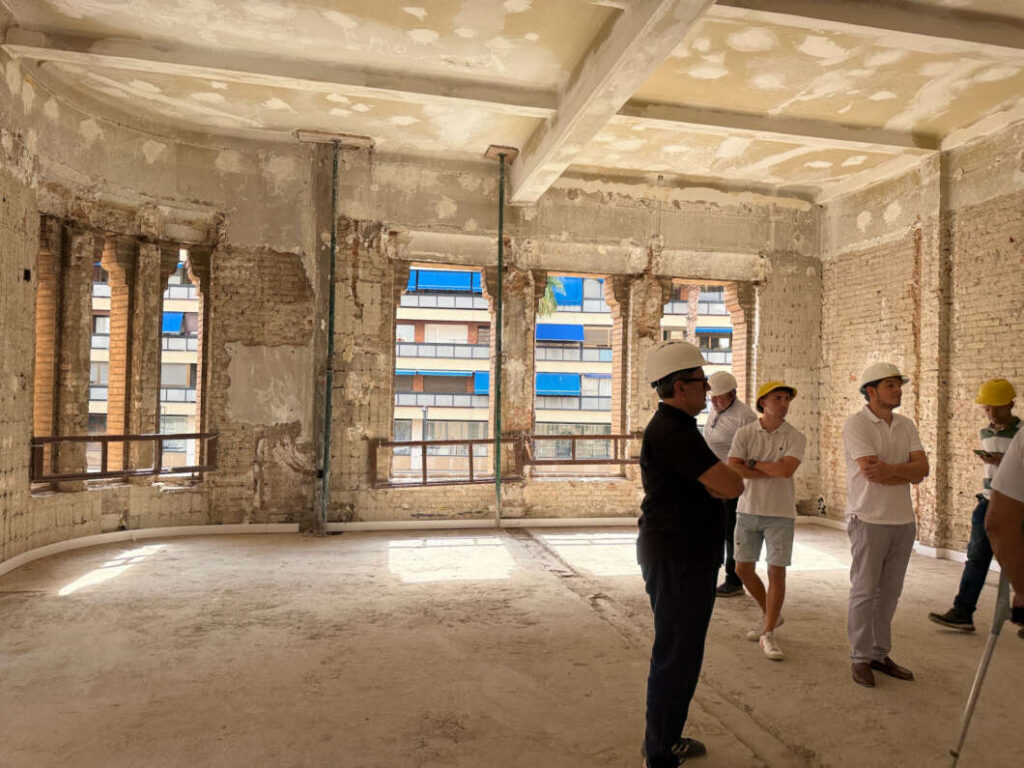 La consellera visita la restauración del edificio de Correos de Castellón