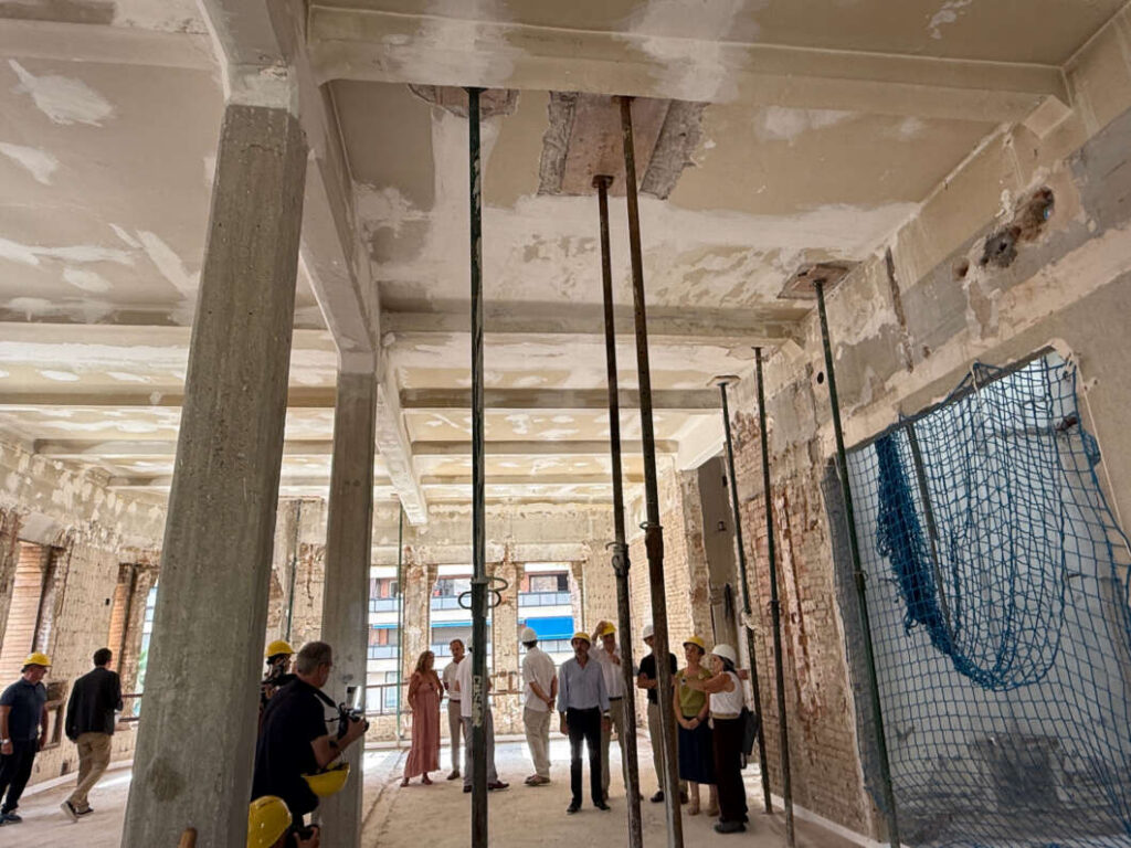 La consellera visita la restauración del edificio de Correos de Castellón