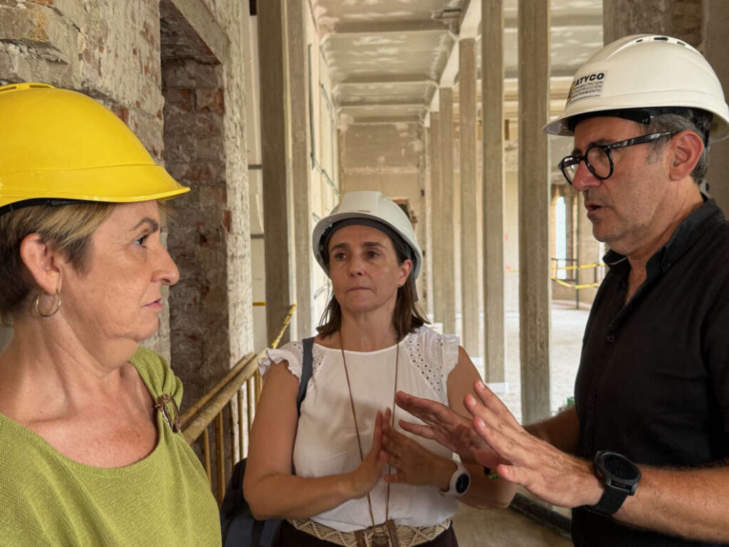 La consellera visita la restauración del edificio de Correos de Castellón