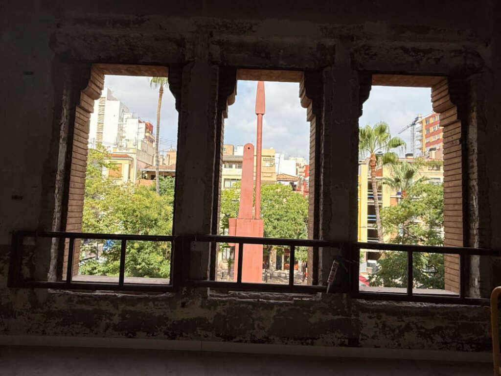 La consellera visita la restauración del edificio de Correos de Castellón