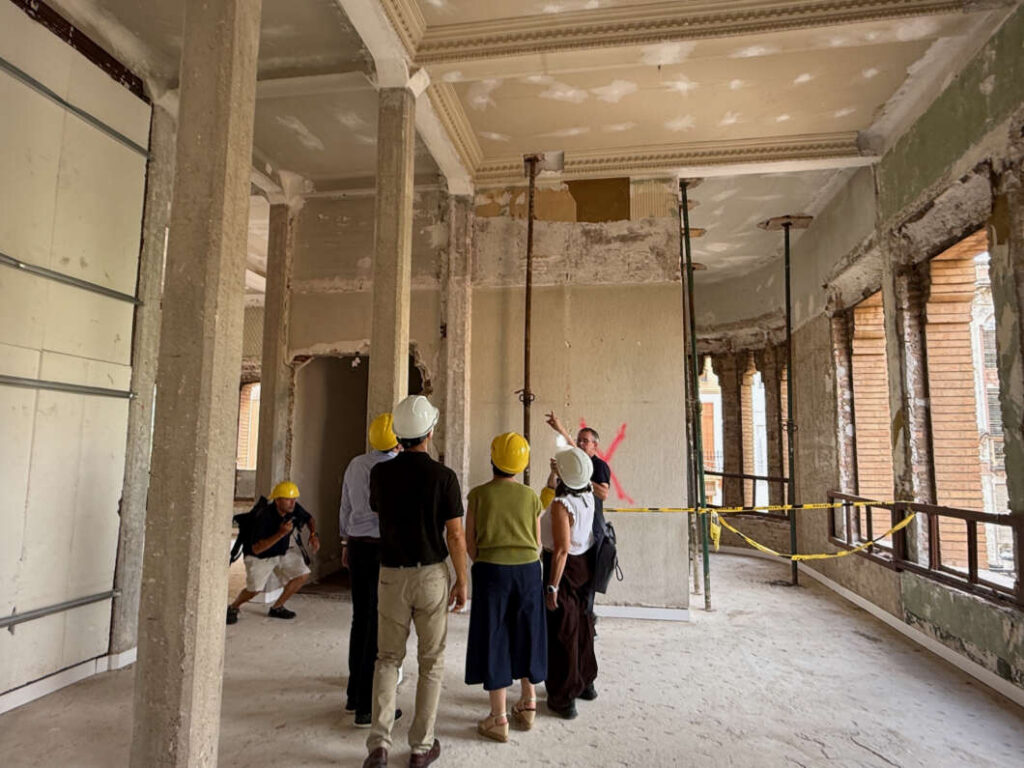 La consellera visita la restauración del edificio de Correos de Castellón