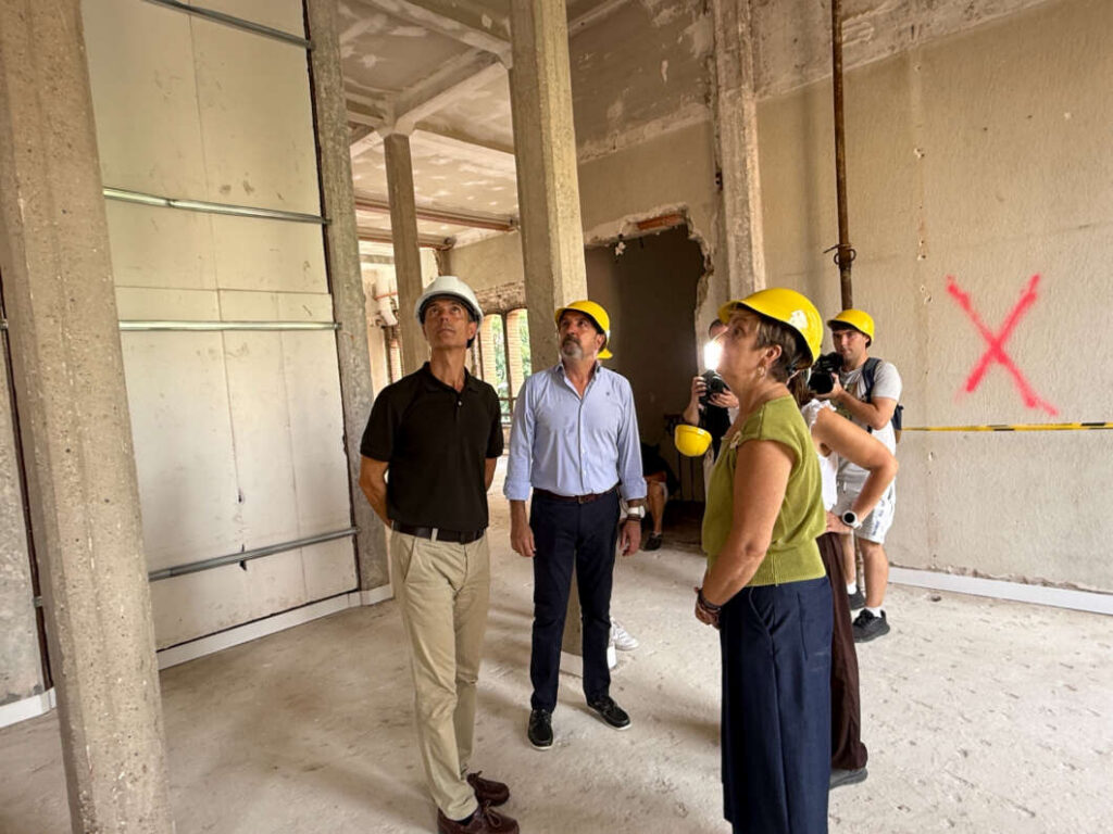 La consellera visita la restauración del edificio de Correos de Castellón