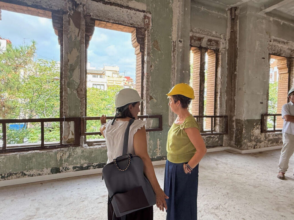 La consellera visita la restauración del edificio de Correos de Castellón