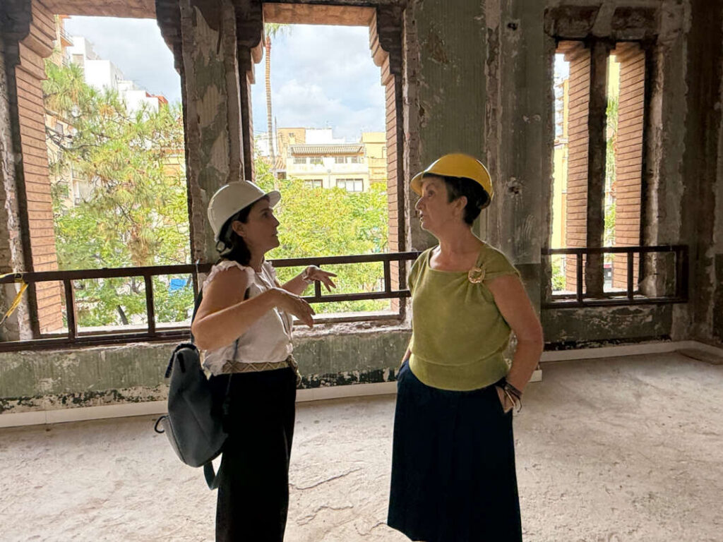La consellera visita la restauración del edificio de Correos de Castellón