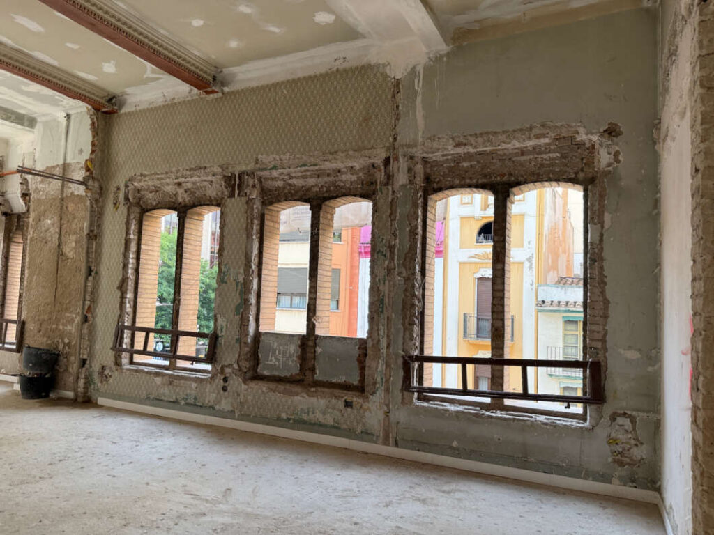 La consellera visita la restauración del edificio de Correos de Castellón