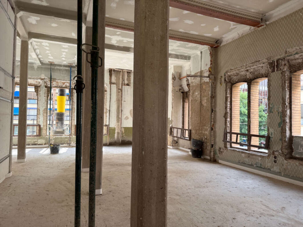 La consellera visita la restauración del edificio de Correos de Castellón