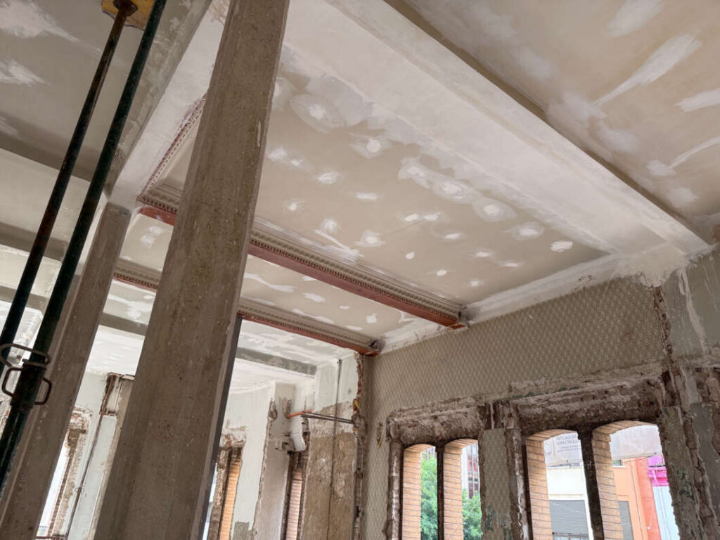 La consellera visita la restauración del edificio de Correos de Castellón