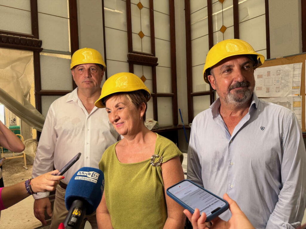 La consellera visita la restauración del edificio de Correos de Castellón