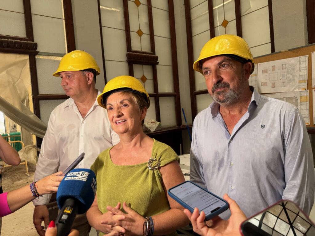 La consellera visita la restauración del edificio de Correos de Castellón