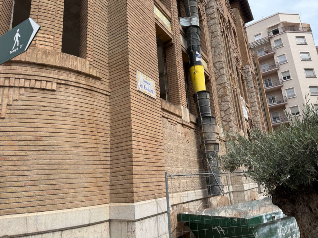 La consellera visita la restauración del edificio de Correos de Castellón