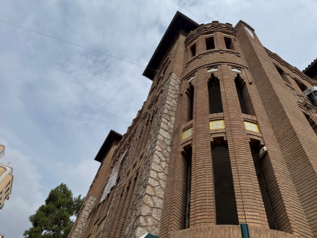 La consellera visita la restauración del edificio de Correos de Castellón